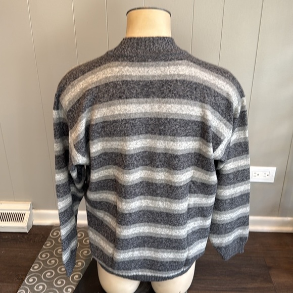 Saks Fifth Men’s XL Avenue Gray and White Crewneck Sweater - Picture 3 of 5